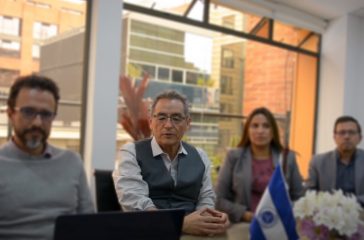 Doctor Bernardo useche, con el equipo de respuesta psicologica de colpsic