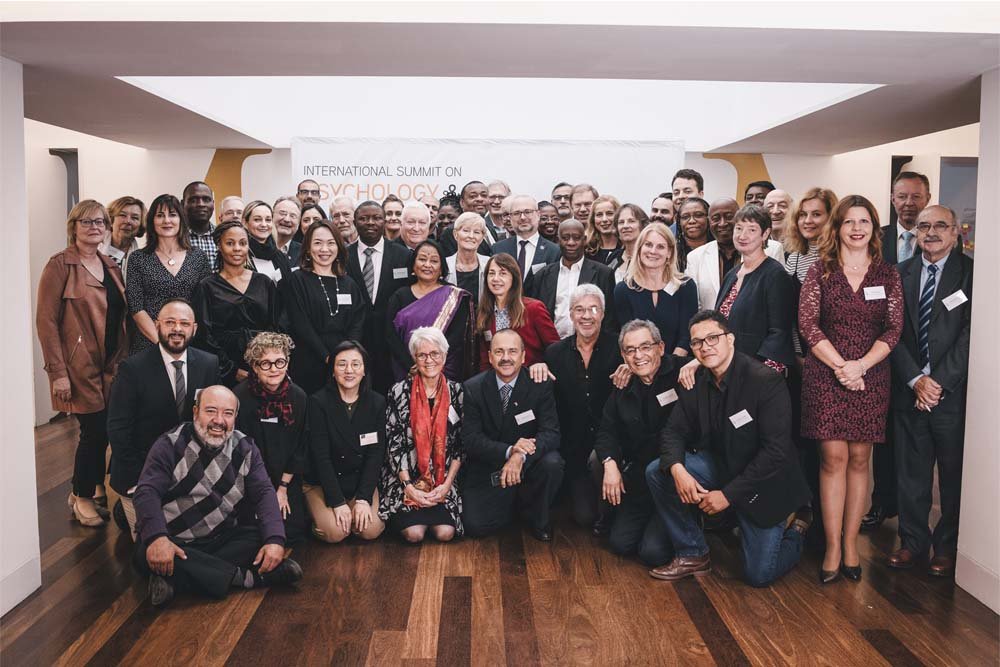 Presidentes de asociaciones psicológicas de 40 países y de 3 asociaciones internacionales de psicología participaron de la cumbre sobre cambio climático. Lisboa, 16 noviembre de 2019.